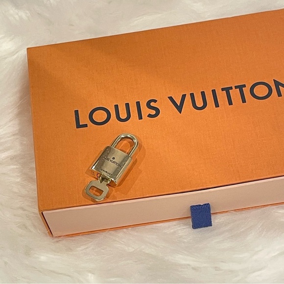 #301 Authentic Louis Vuitton Lock & Key - Picture 6 of 6